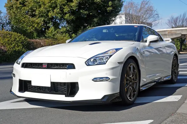 2025 Nissan Gt-r — photo 2