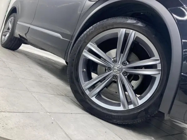 Volkswagen Tiguan TDI 4Motion R-Line Diesel Turbo 4WD ACC Backup Camera Genuine Navigation 19-inch Alloy Wheels Power Tailgate Seat Heater Around View Camera 3-Zone Air Conditioning Digital Meter Smart Key (Deep Black Pearl Effect) — photo 8