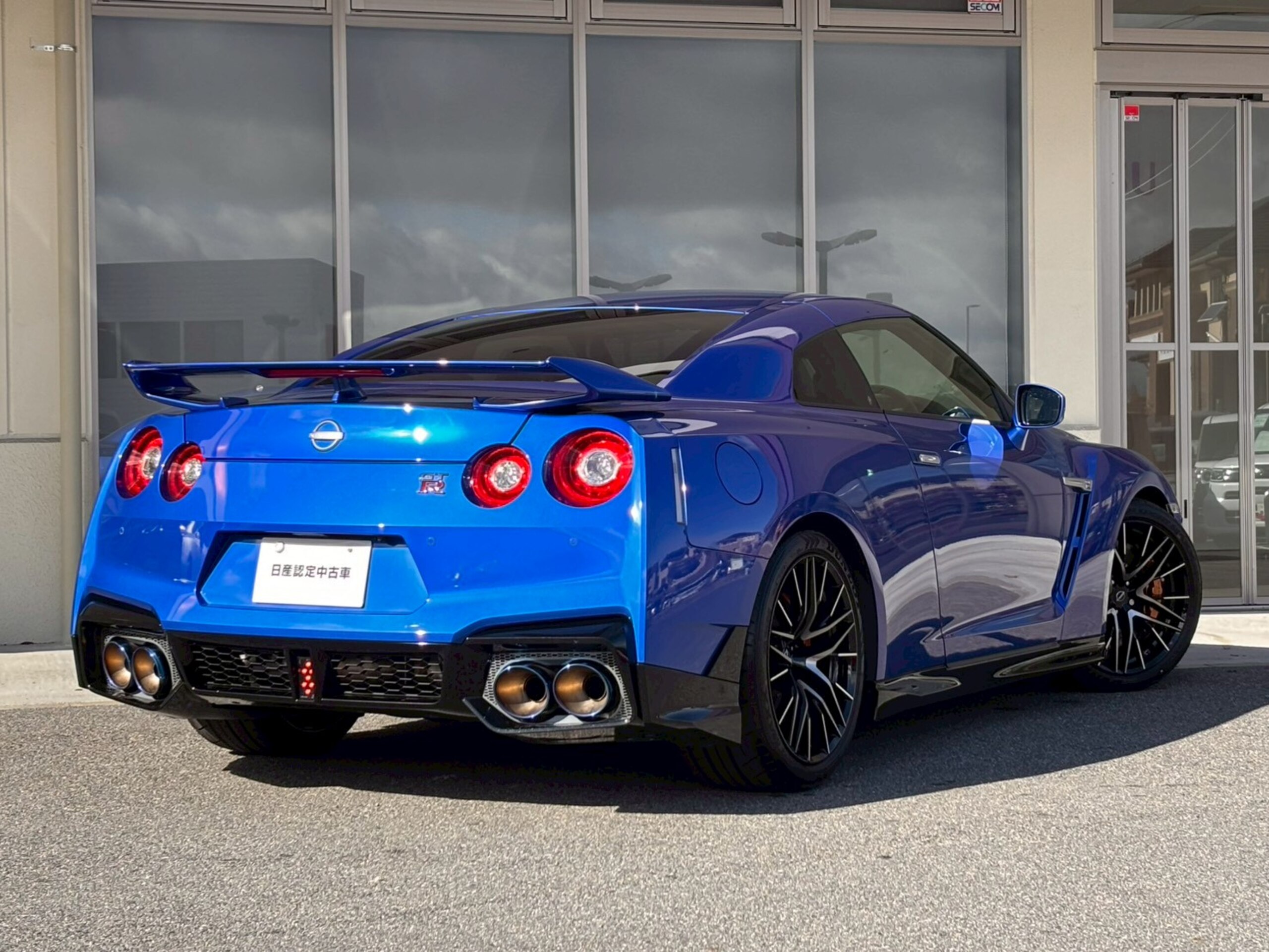 2025 Nissan Gt-r — photo 2