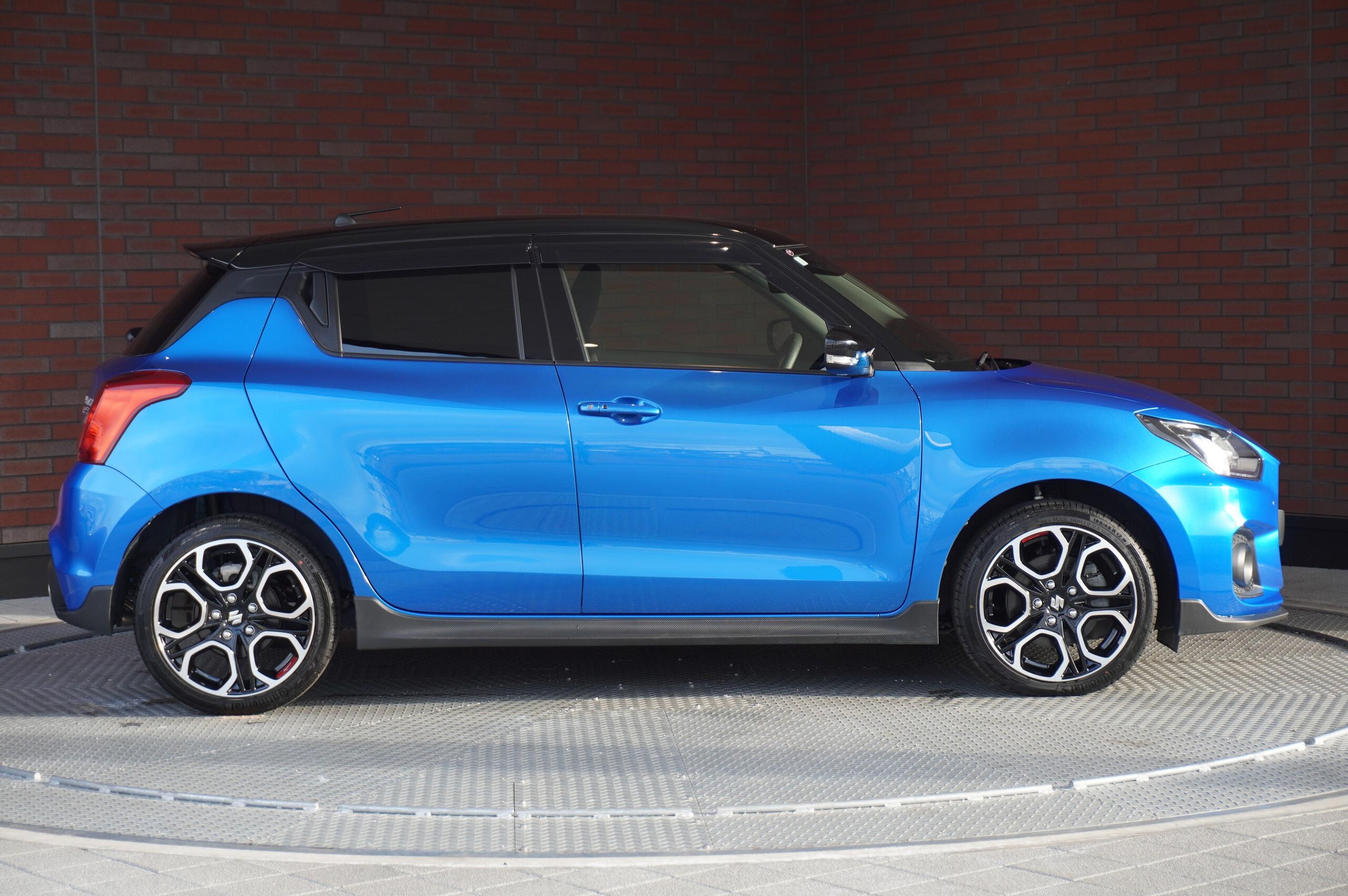 2023 Suzuki Swift — photo 2