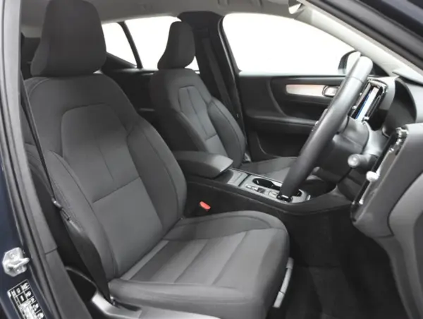 Volvo XC40 B4 Momentum with Adaptive Cruise Control, Collision Mitigation Braking, Blind Spot Monitor, Seat Heater, LED Headlights, Drive Recorder, Apple CarPlay, Smartphone Link, Parking Sensors, 360-Degree Camera (Blue) — photo 7