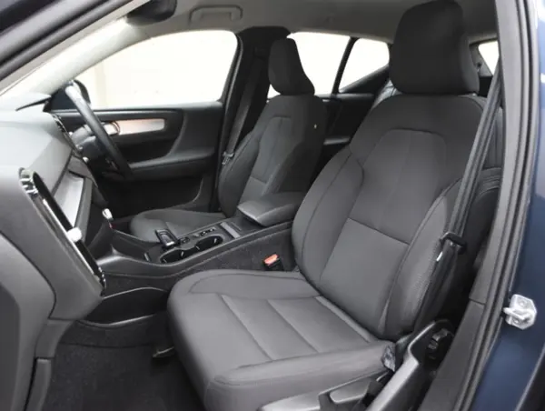 Volvo XC40 B4 Momentum with Adaptive Cruise Control, Collision Mitigation Braking, Blind Spot Monitor, Seat Heater, LED Headlights, Drive Recorder, Apple CarPlay, Smartphone Link, Parking Sensors, 360-Degree Camera (Blue) — photo 8