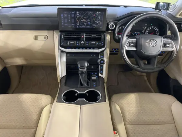 2023 Toyota Landrcuiser 300 — photo 2