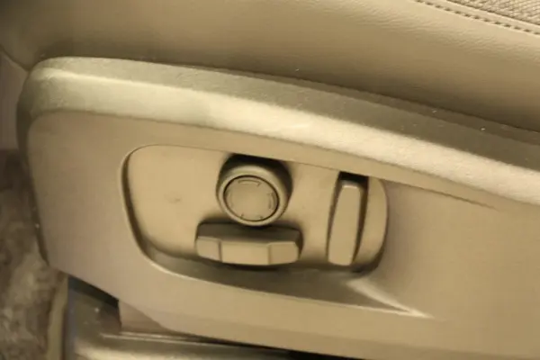 Land Rover Defender 110 X Dynamic SE 3.0L D300 Diesel Turbo 4WD — photo 9