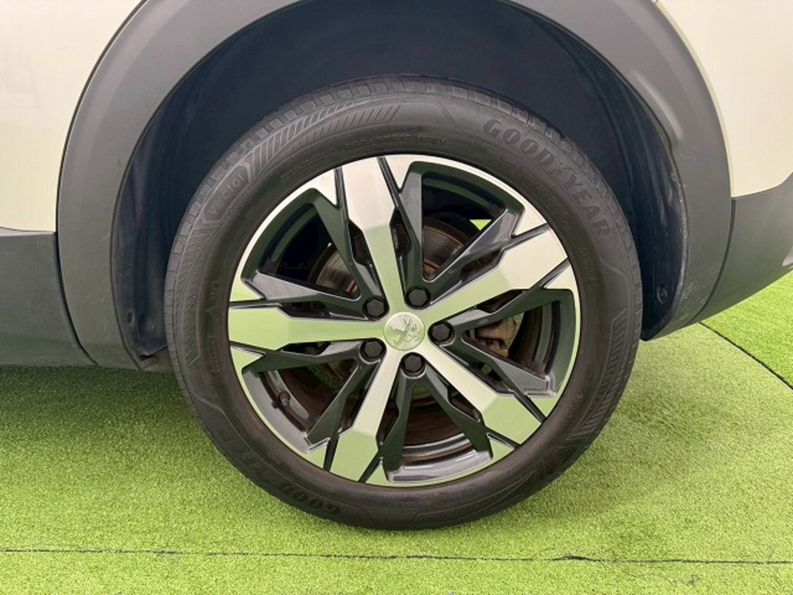 2021 Peugeot 3008 — photo 2