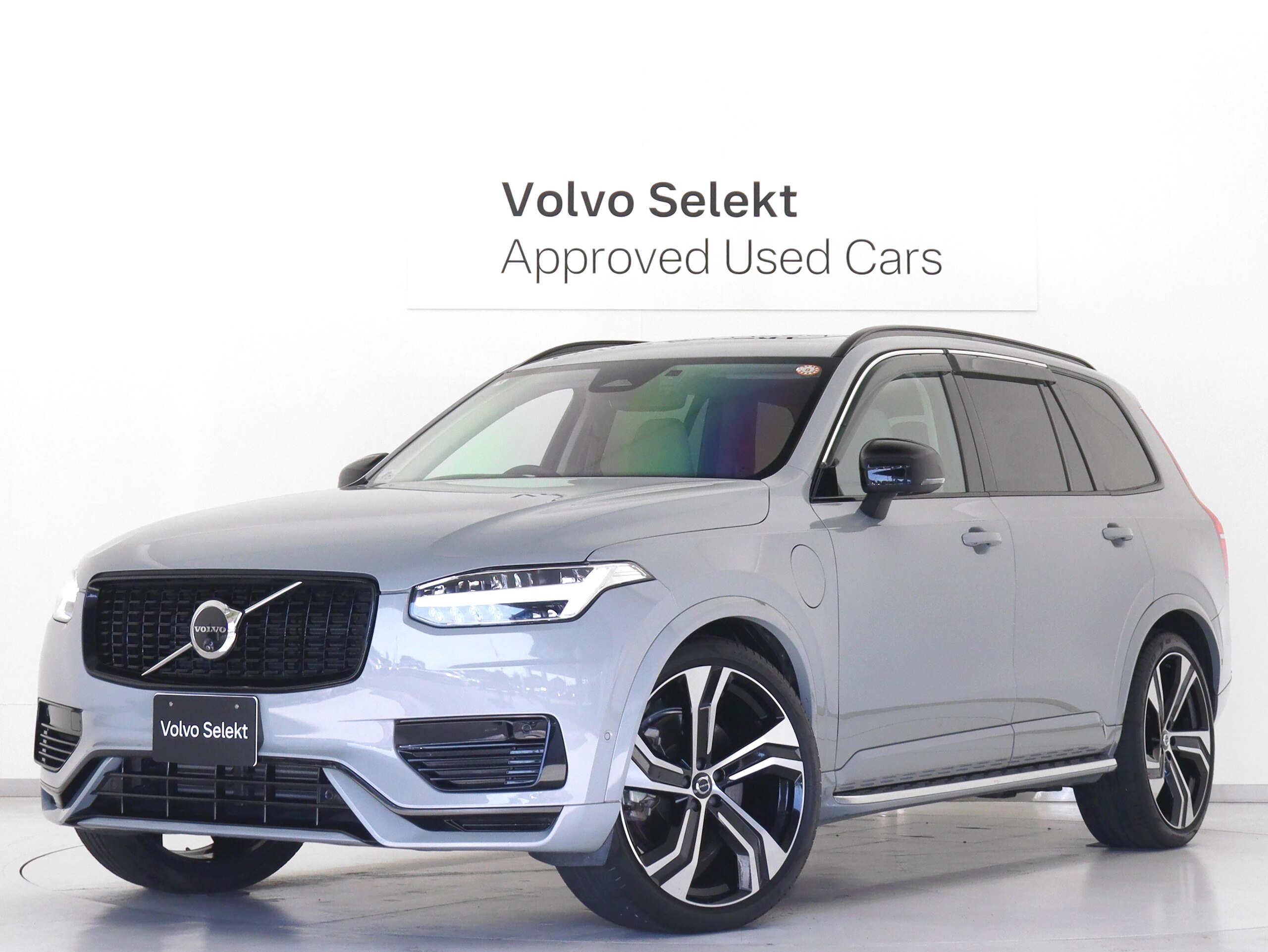 Volvo XC90 Ultimate T8 AWD Plug-in Hybrid 4WD PHEV Sunroof Air Suspension 2025 Model 3-Row 7-Seater Google Built-in Dashcam Running Boards Vapor Gray Metallic White Leather Harman/Kardon Front & Rear 2nd Row Seat Heaters Relaxation Function 22-inch AW
