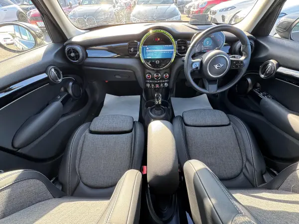 Mini Cooper 5-Door Premium Plus Package DCT Head-Up Display Apple CarPlay Rear Camera Wireless Charging Bluetooth ETC2.0 16-inch Alloy Wheels Seat Heater Digital Meter Cruise Control Driving Assist One Owner Non-Smoking Car (Enigmatic Black Metallic) — photo 7