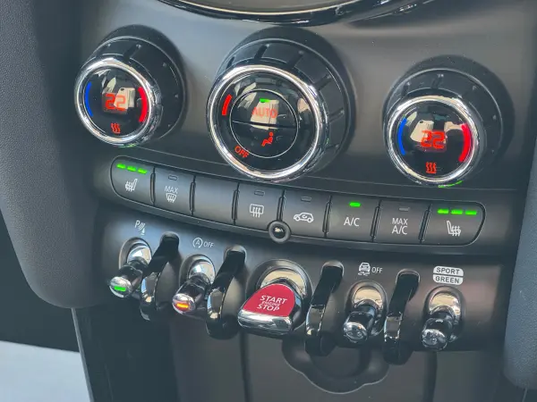 Mini Cooper 5-Door Premium Plus Package DCT Head-Up Display Apple CarPlay Rear Camera Wireless Charging Bluetooth ETC2.0 16-inch Alloy Wheels Seat Heater Digital Meter Cruise Control Driving Assist One Owner Non-Smoking Car (Enigmatic Black Metallic) — photo 9