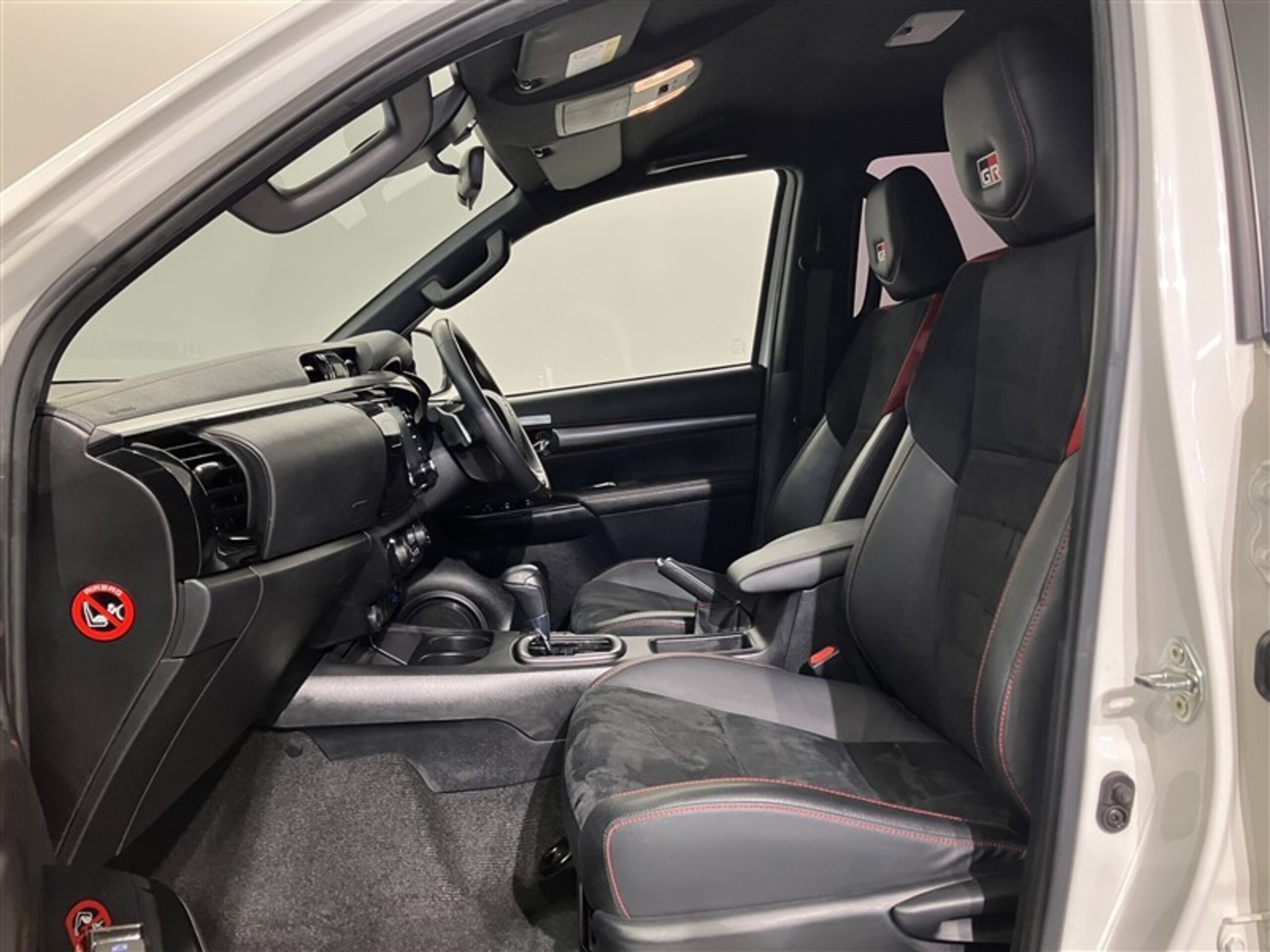 Toyota Hilux 2.4 Z GR Sport Diesel Turbo 4WD Cold Climate Package Surround View Camera — photo 8