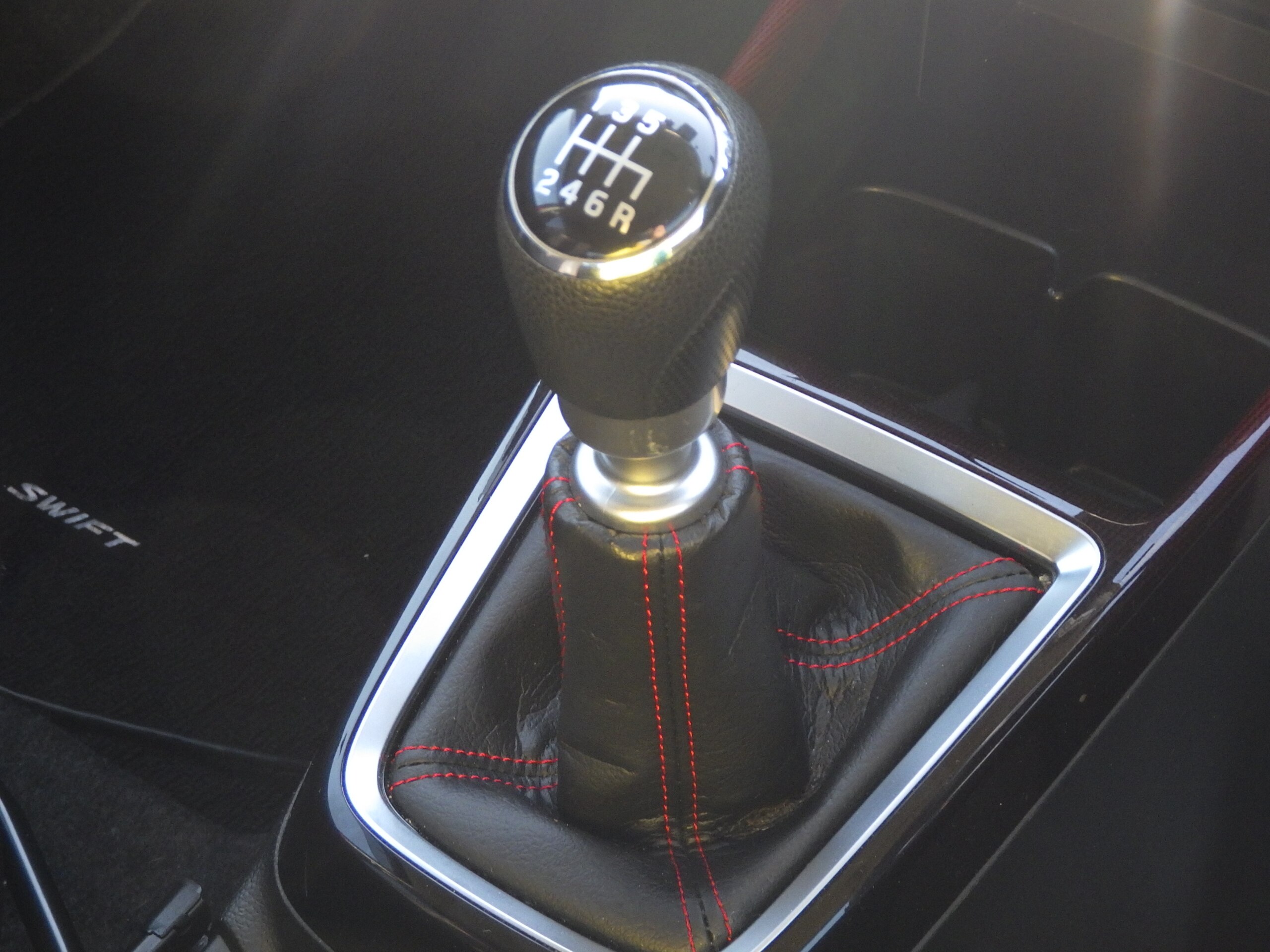 2020 Suzuki Swift — photo 2