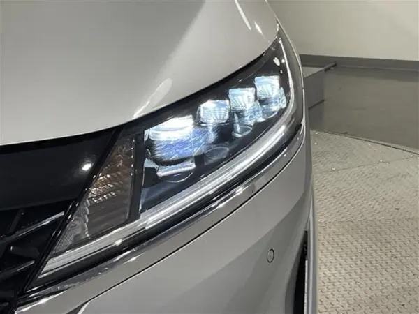 Nissan Note 1.2 X with Factory 9-inch Navi, ProPilot, All-Around ETC, Collision Mitigation Braking, Lane Departure Warning, Clearance Sonar, Blind Spot Monitor, Wireless Charging, Digital Inner Mirror, Dashcam, Brake Hold, Factory Floor Mats (Brilliant Silver Metallic) — photo 9