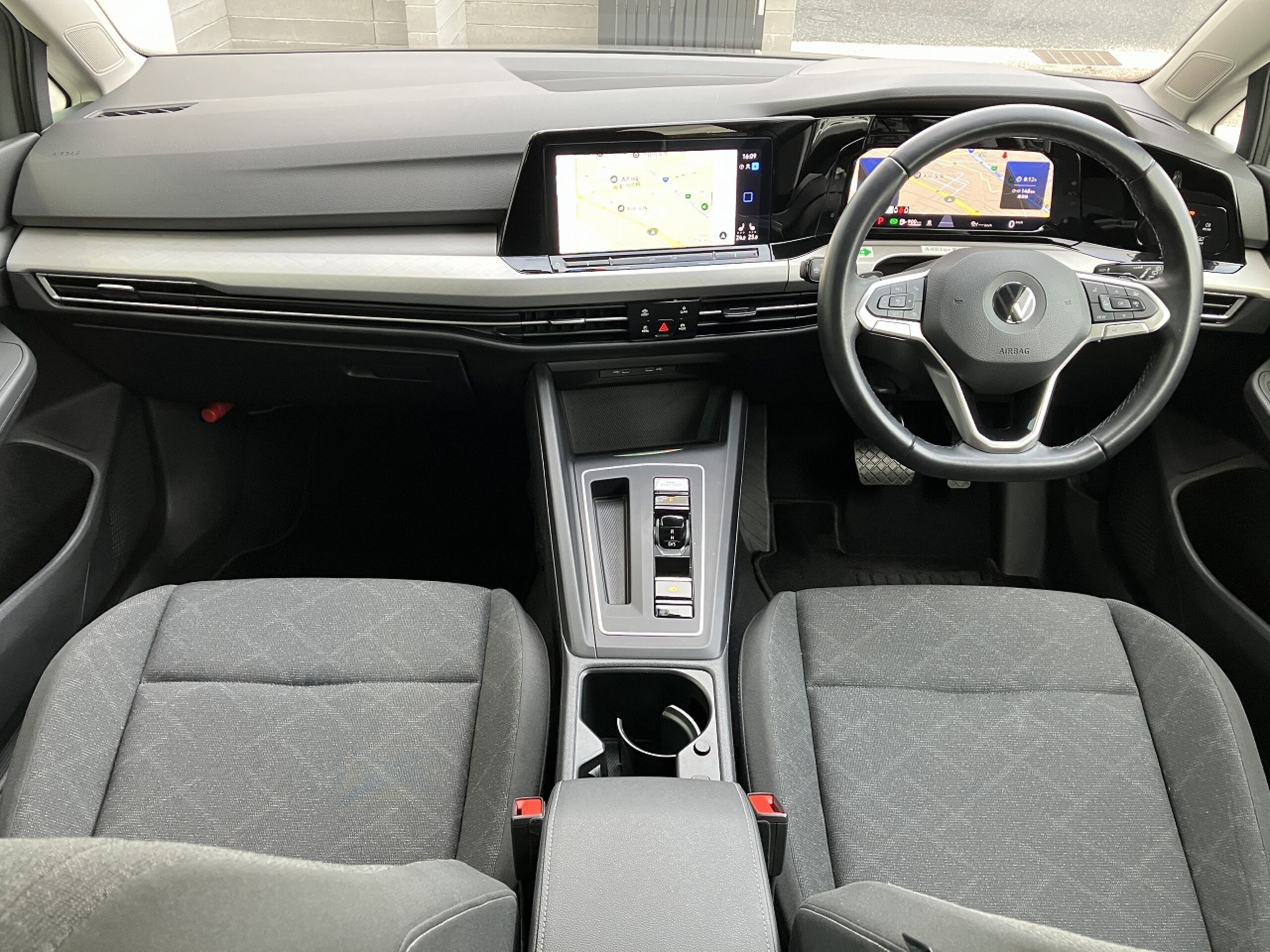 2023 Volkswagen Golf — photo 2