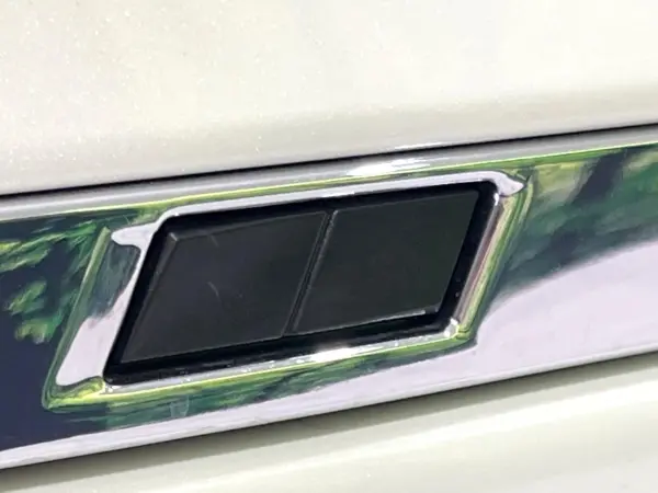 Toyota Noah 2.0 S-Z Non-Smoking Car Modellista Aero Comfort Convenience Package Genuine 10.5-inch Navigation Power Rear Gate Front & Middle Seat Heaters Safety Sense Both Side Power Doors Dashcam ETC LED Headlights Genuine 17-inch AW Radar Cruise Control (White Pearl Crystal Shine) — photo 7