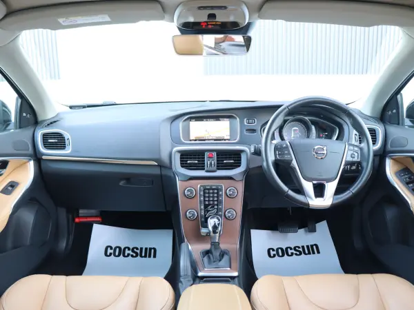 2019 Volvo V40 — photo 2