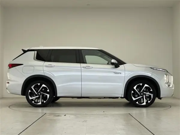 Mitsubishi Outlander PHEV 2.4 P 4WD BOSE Sound Genuine 9-inch Display Audio Navi 360 Camera Sunroof Radar Cruise Control Seat Heater Power Rear Gate Power Seat Head-Up Display Blind Spot (White) — photo 9