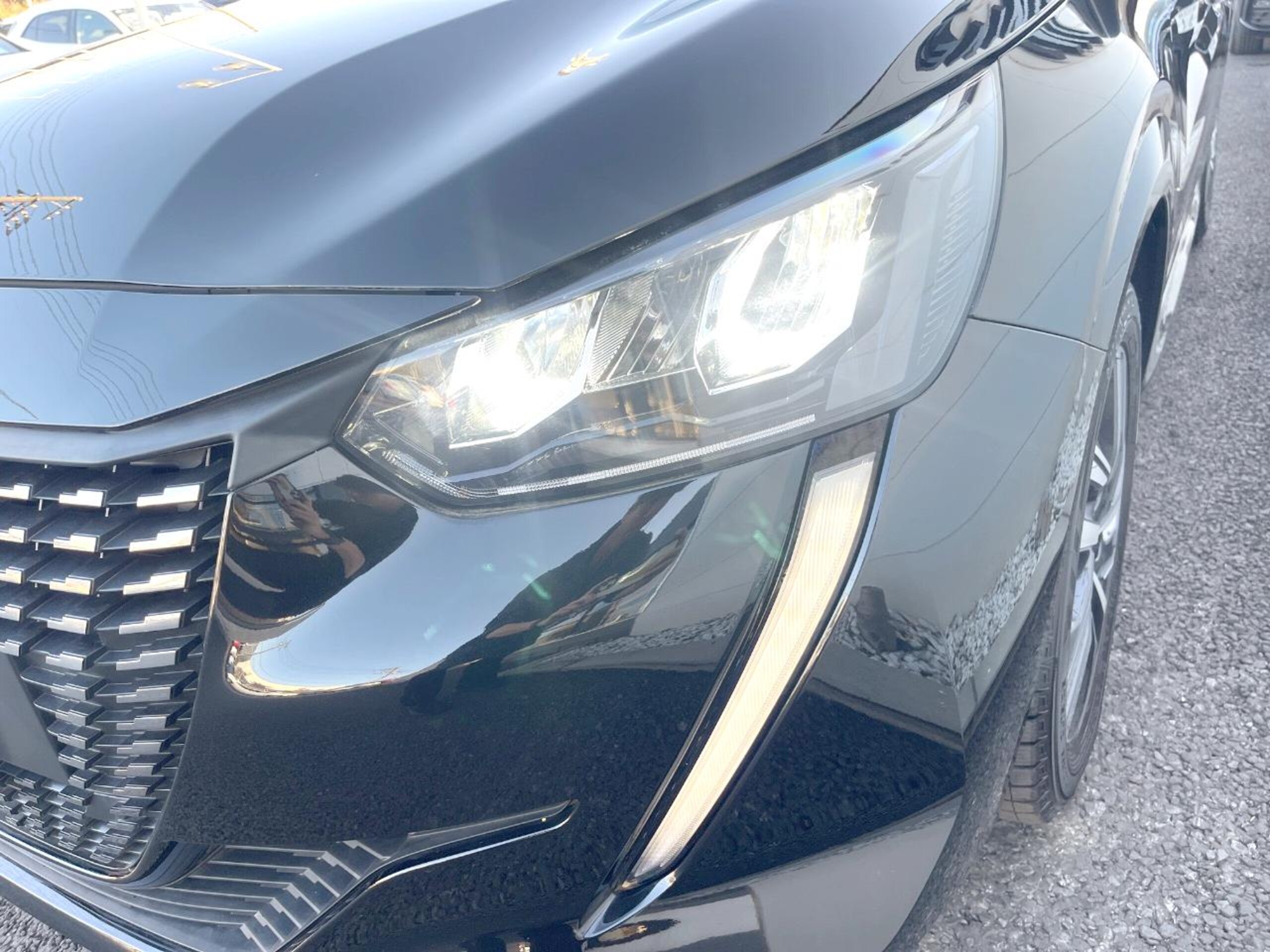 Peugeot 208 Allure with Apple CarPlay, Adaptive Cruise Control, Lane Positioning Assist, Lane Keep Assist, Proximity Smart Key, Half Leather Seats, LED Headlamps, Genuine 16-inch Alloy Wheels (Pearl Black) — photo 8