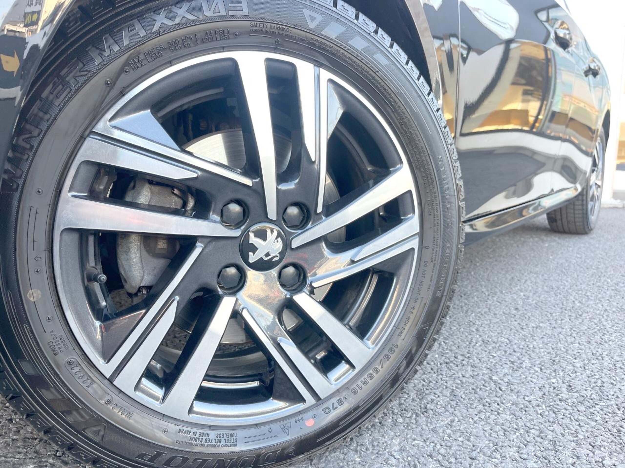 Peugeot 208 Allure with Apple CarPlay, Adaptive Cruise Control, Lane Positioning Assist, Lane Keep Assist, Proximity Smart Key, Half Leather Seats, LED Headlamps, Genuine 16-inch Alloy Wheels (Pearl Black) — photo 9