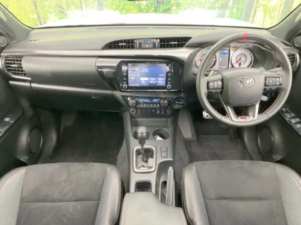 2022 Toyota Hilux — photo 2