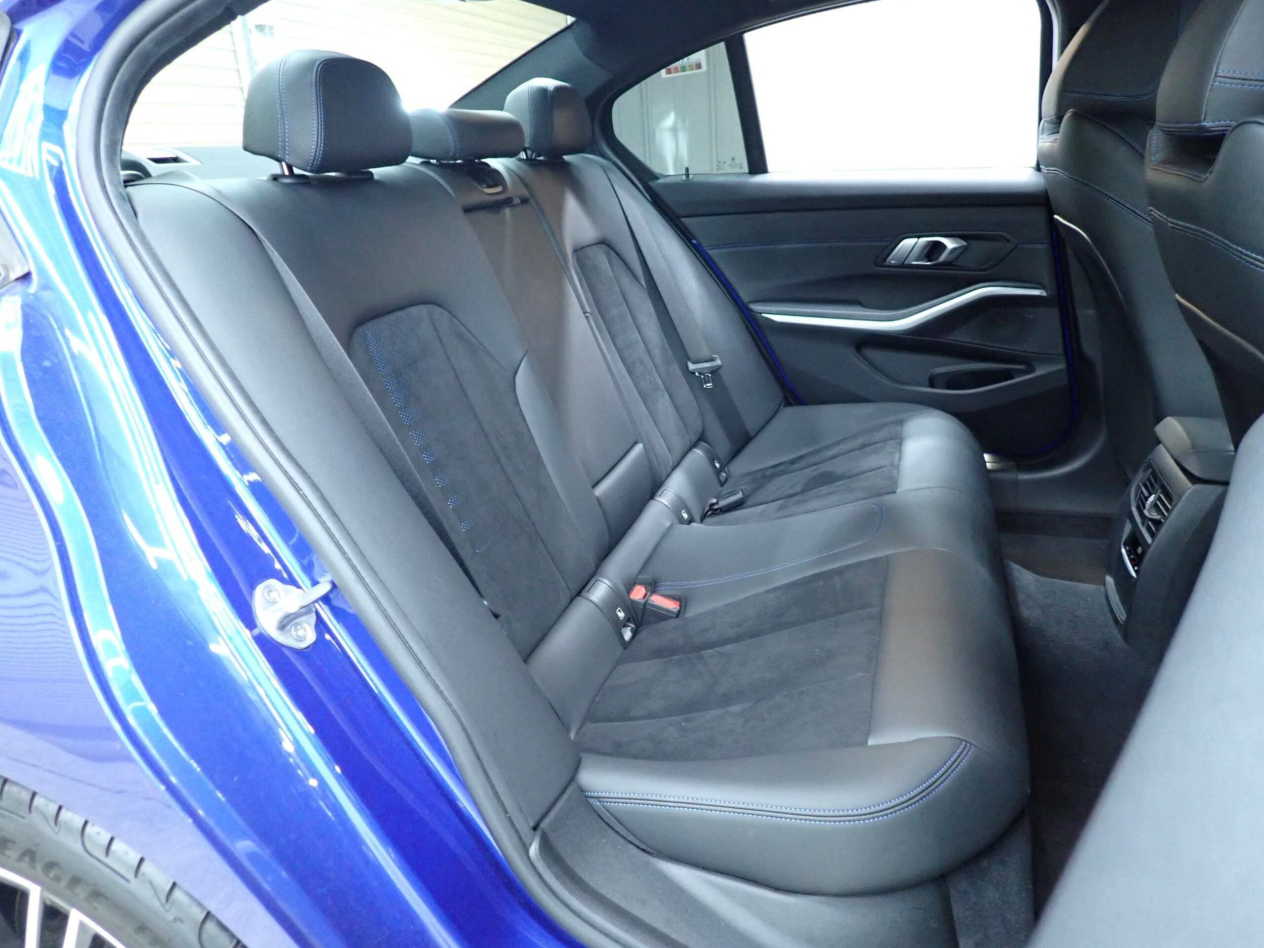 BMW 3 Series 320i M Sport — photo 8