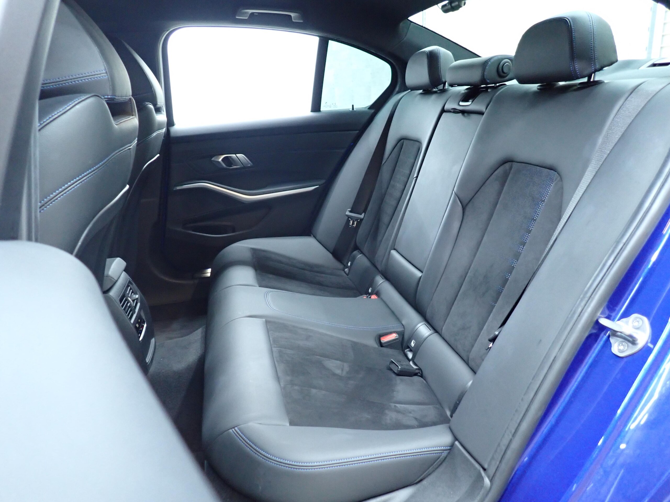 BMW 3 Series 320i M Sport — photo 9