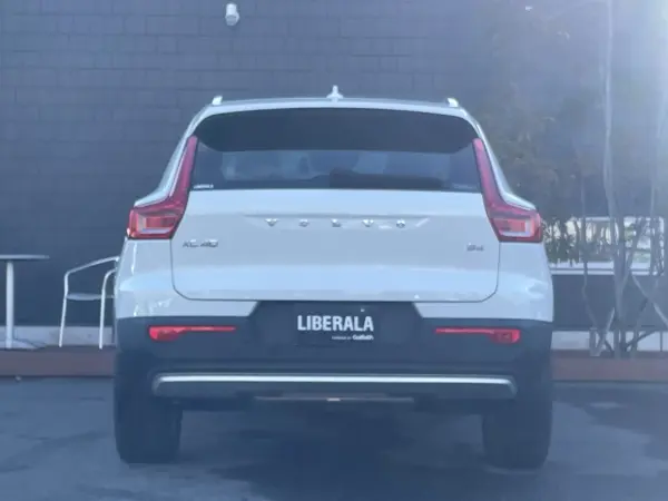 Volvo XC40 B4 Momentum — photo 9