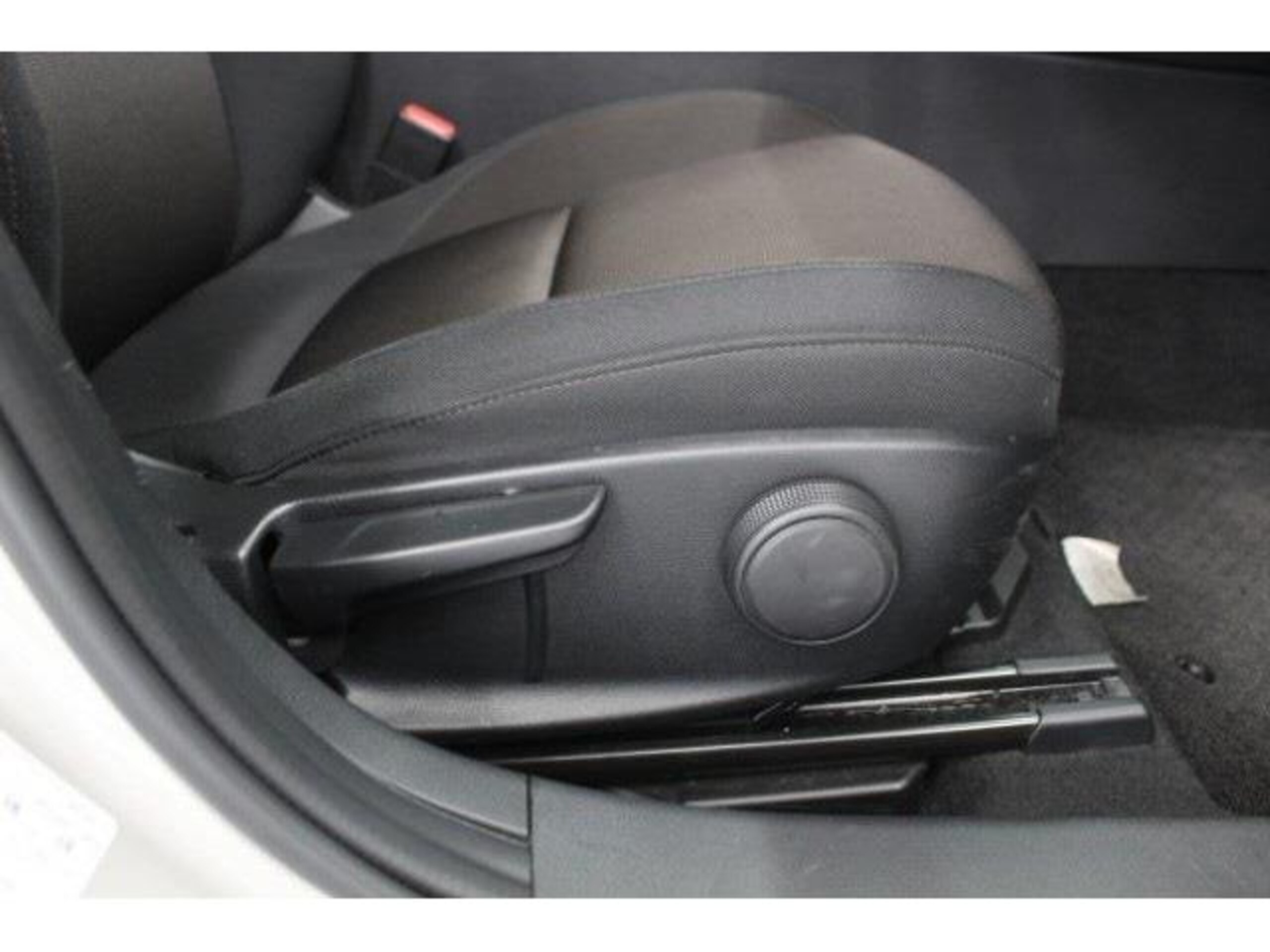 Mazda MAZDA3 Fastback 1.5 15C — photo 8