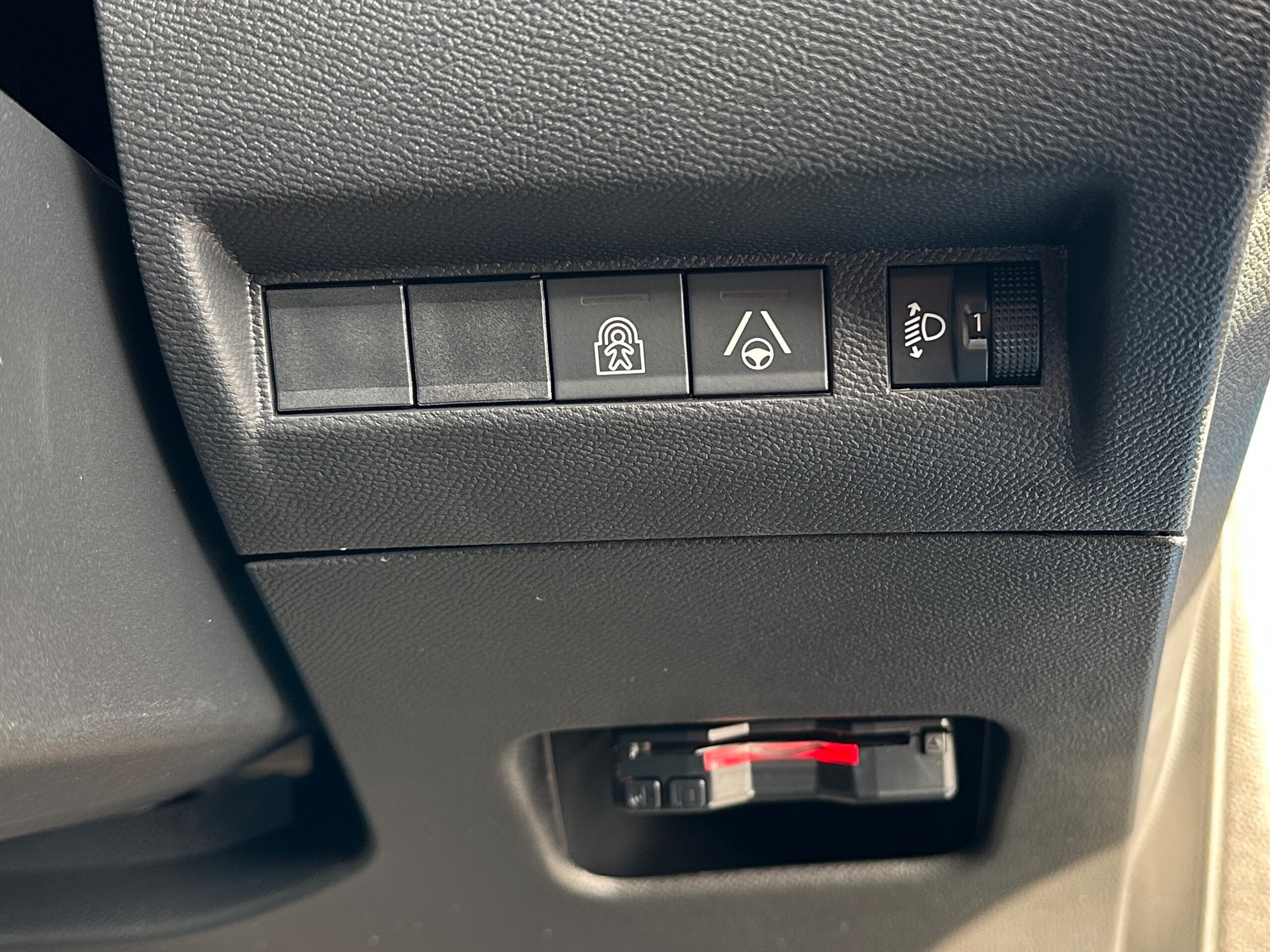 Peugeot 208 Allure Hybrid — photo 8