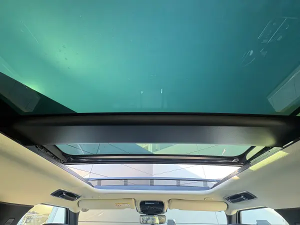 Land Rover Range Rover HSE 4.4L P530 Standard Wheelbase 4WD One Owner Electronically Controlled Air Suspension Deployable Side Steps Sliding Panoramic Roof ClearSight Interior Rear View Mirror Seat Heating & Ventilation MERIDIAN Sound System (Batumi Gold) — photo 7