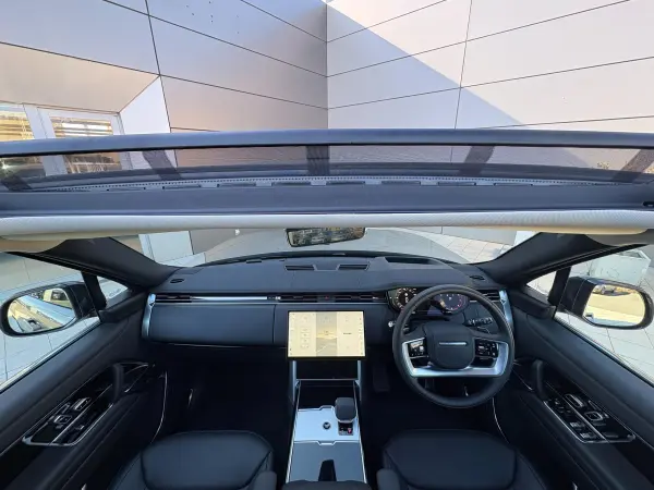 Land Rover Range Rover HSE 4.4L P530 Standard Wheelbase 4WD One Owner Electronically Controlled Air Suspension Deployable Side Steps Sliding Panoramic Roof ClearSight Interior Rear View Mirror Seat Heating & Ventilation MERIDIAN Sound System (Batumi Gold) — photo 9