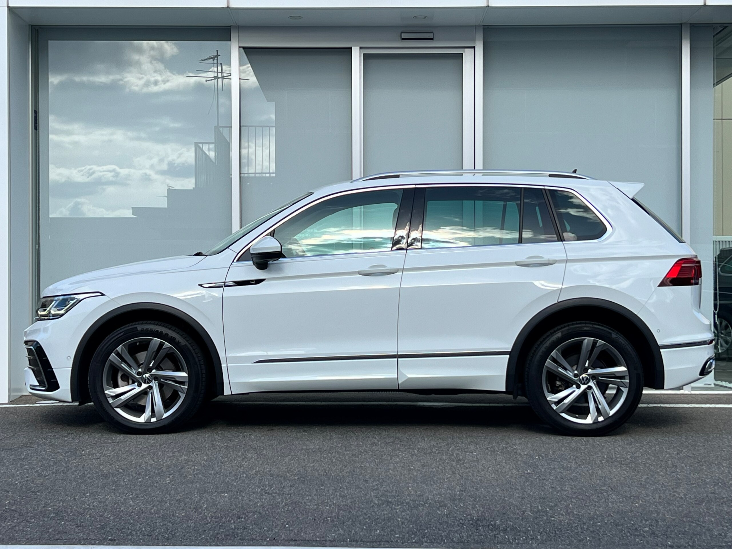 2024 Volkswagen Tiguan — photo 2