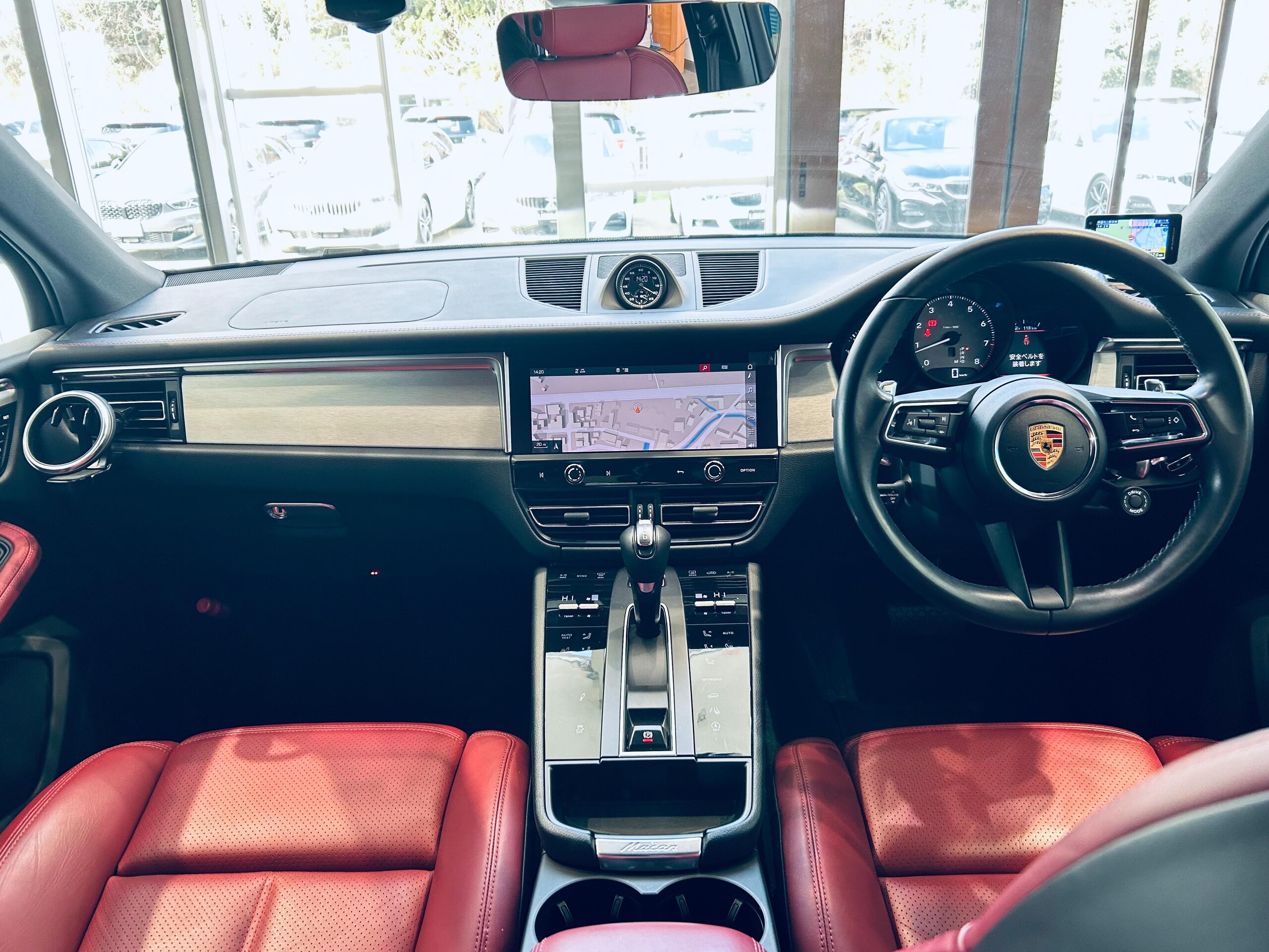 2022 Porsche Macan — photo 2