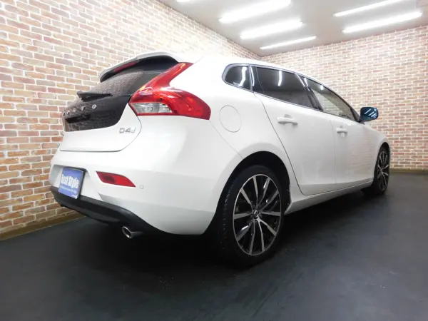 2018 Volvo V40 — photo 2 | Tuminion Kenya