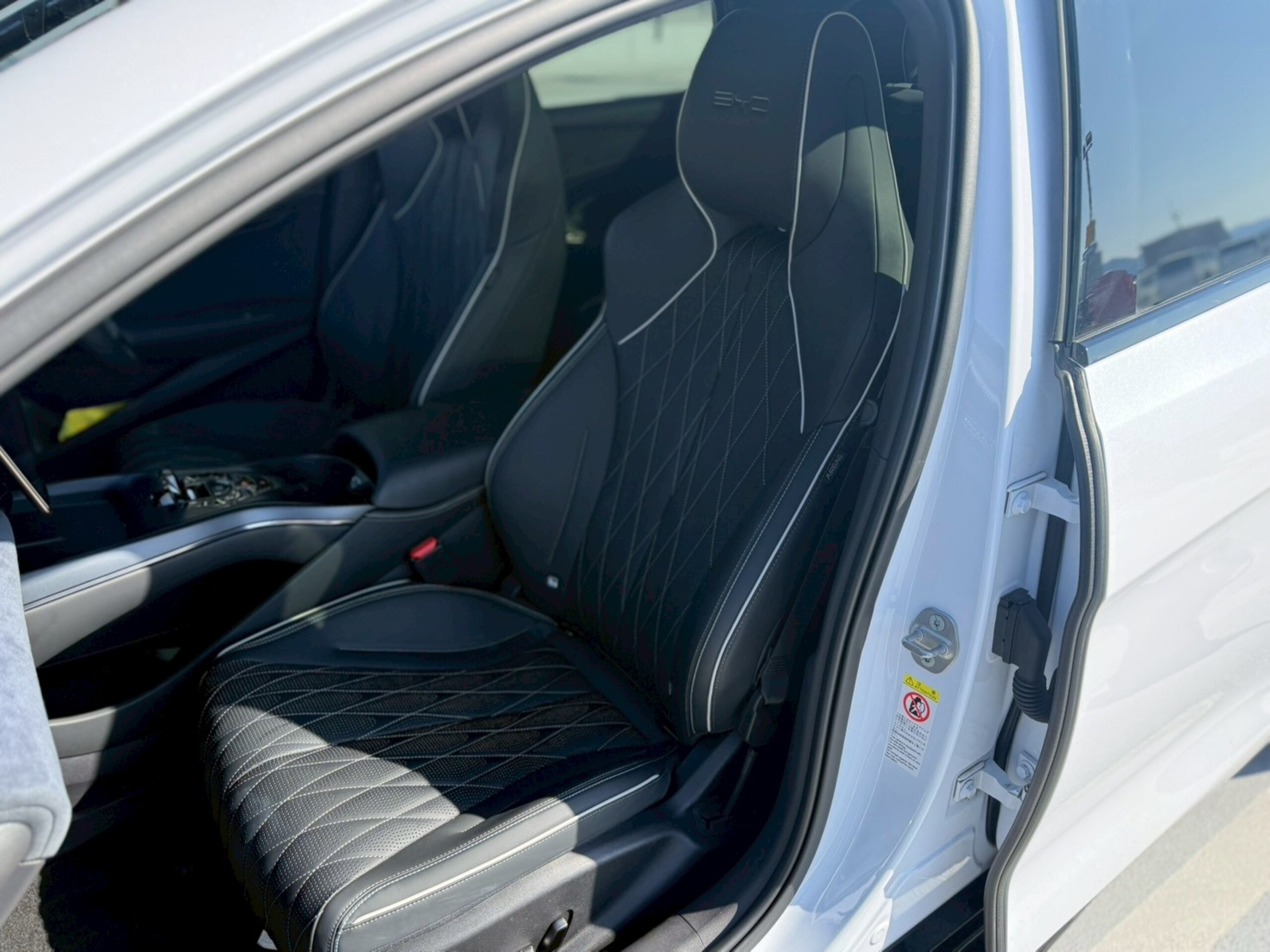 BYD Seal AWD with ACC, 360 Camera, Collision Mitigation, CarPlay (Aurora White) — photo 8