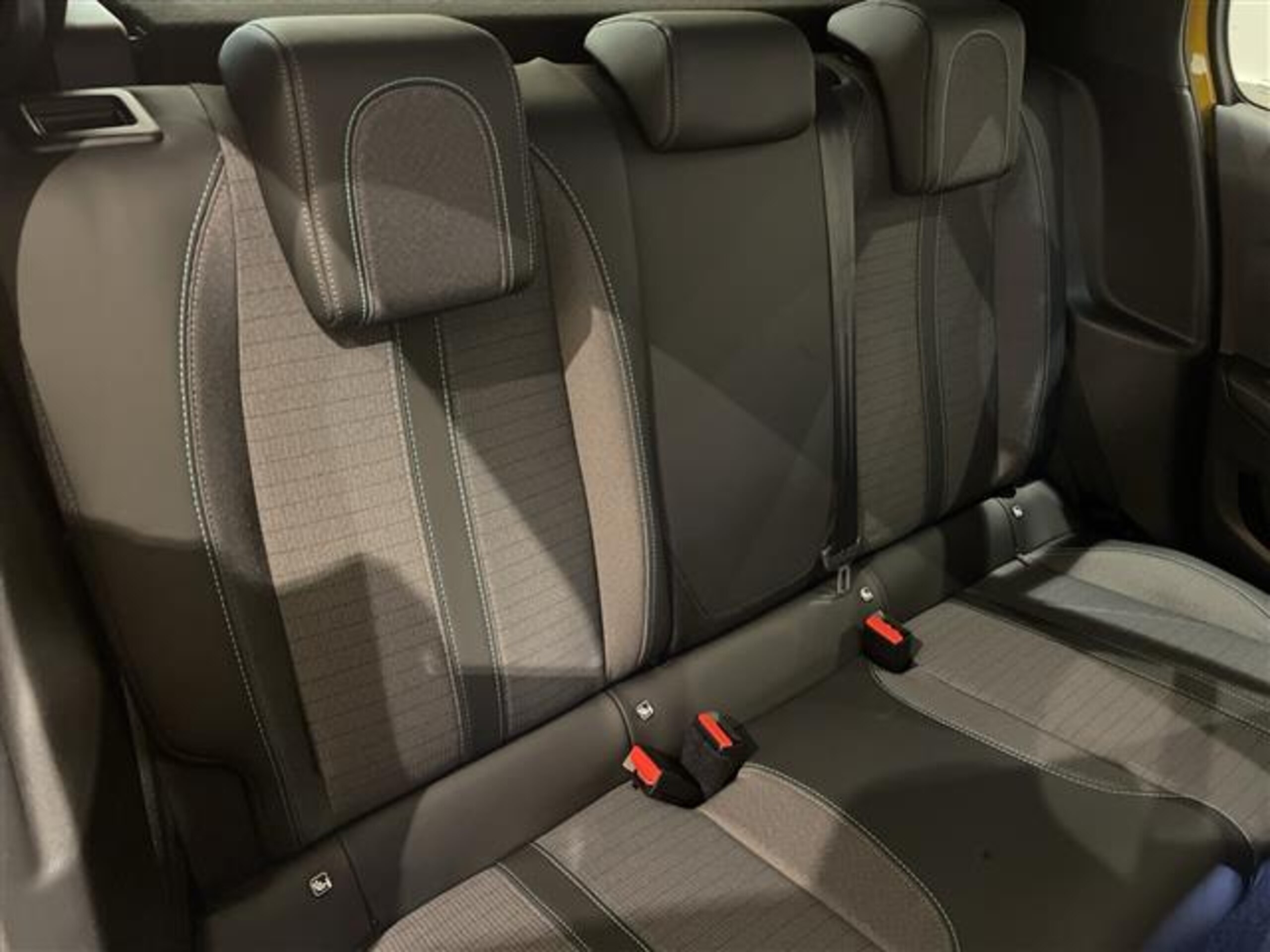 2021 Peugeot 208 — photo 2