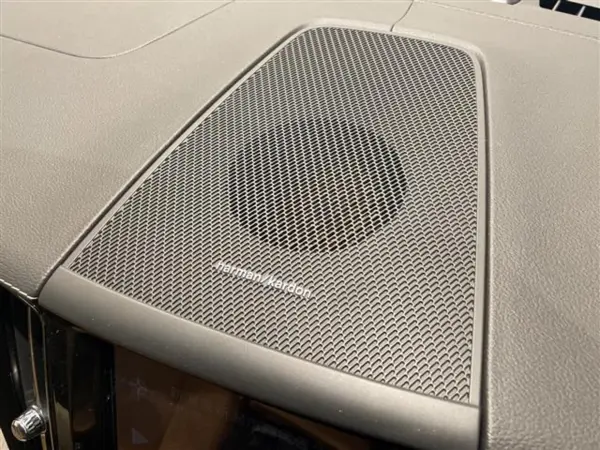 Volvo XC60 D4 AWD Inscription Diesel Turbo 4WD Climate Package Harman Kardon Seat Heater Steering Wheel Heater Rear Seat Heater City Safety Adaptive Cruise Control Blind Spot Lane Keep Assist (Onyx Black Metallic) — photo 9