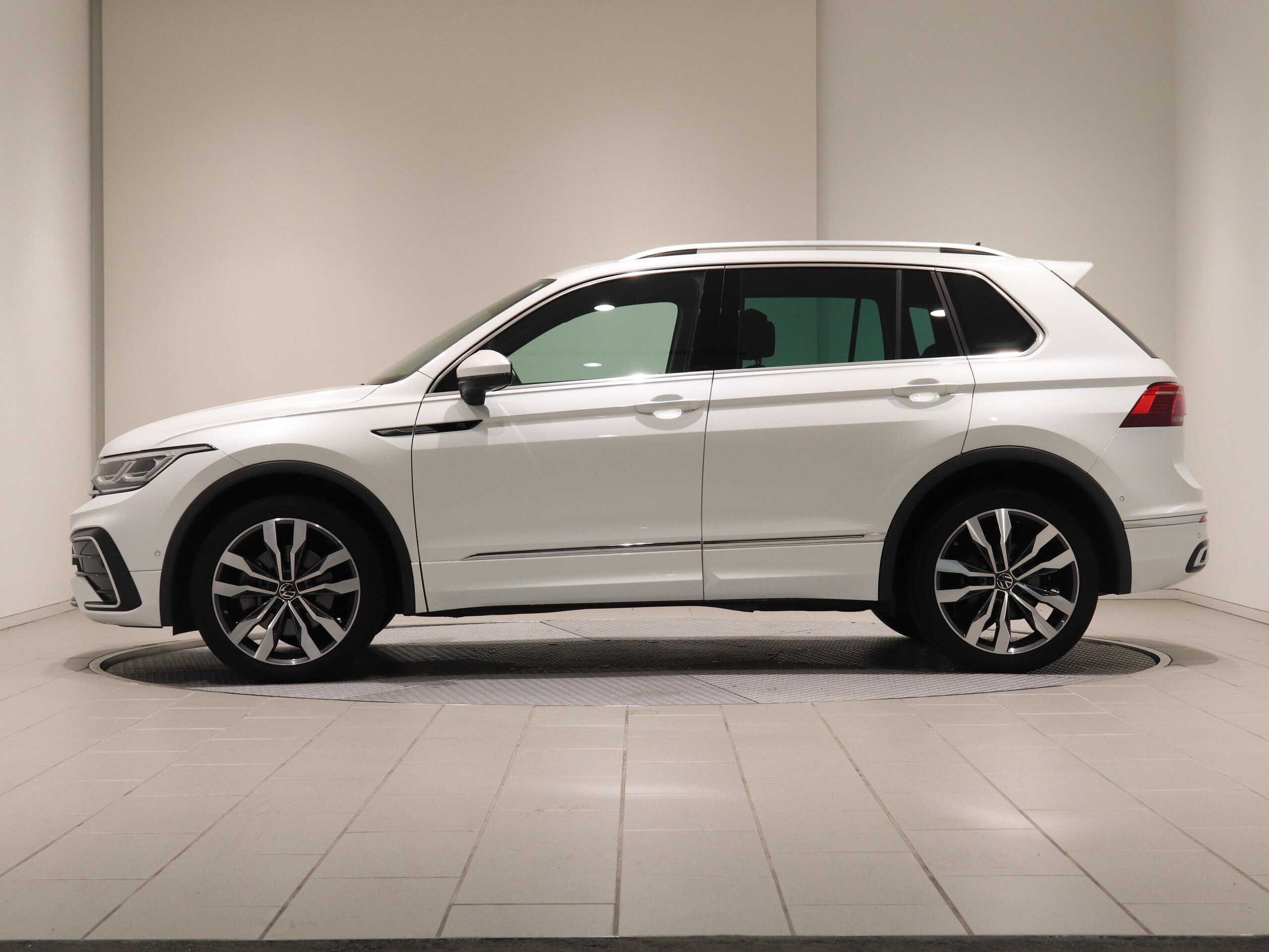 Volkswagen Tiguan TSI 4Motion R-Line 4WD — photo 7