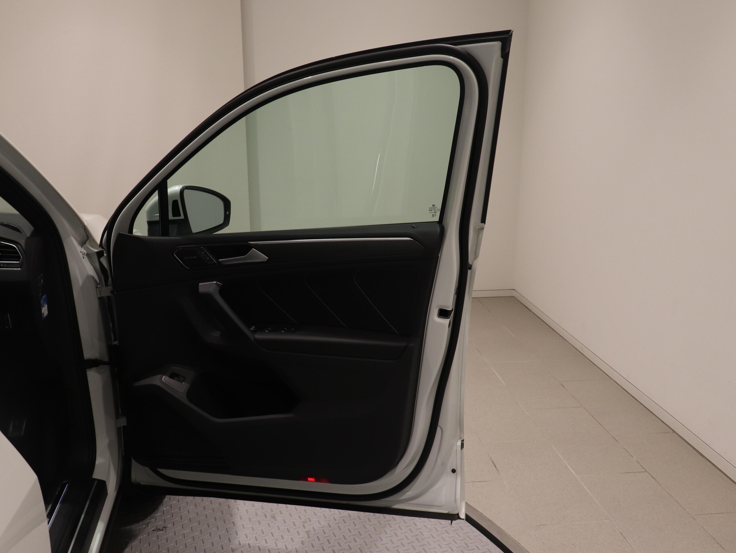 Volkswagen Tiguan TSI 4Motion R-Line 4WD — photo 9