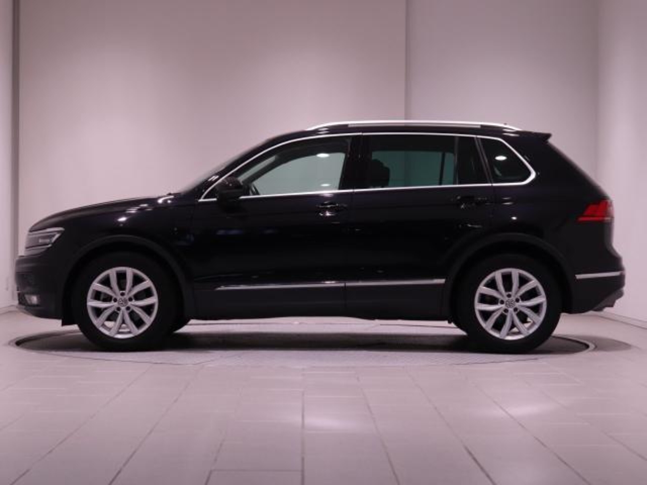 2021 Volkswagen Tiguan — photo 3