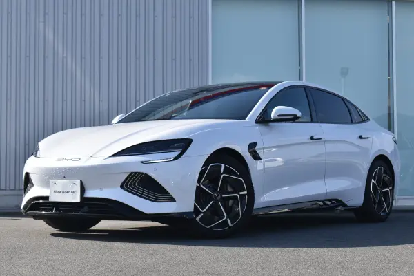 BYD Seal AWD 1 Owner 4WD Glass Roof Genuine Navigation 360° Camera Dynaudio Speakers Genuine Leather Seats Power Seats Cruise Control LED Headlights SOS Call Collision Mitigation Braking Corner Sensors Misacceleration Prevention (Aurora White) — thumbnail 1