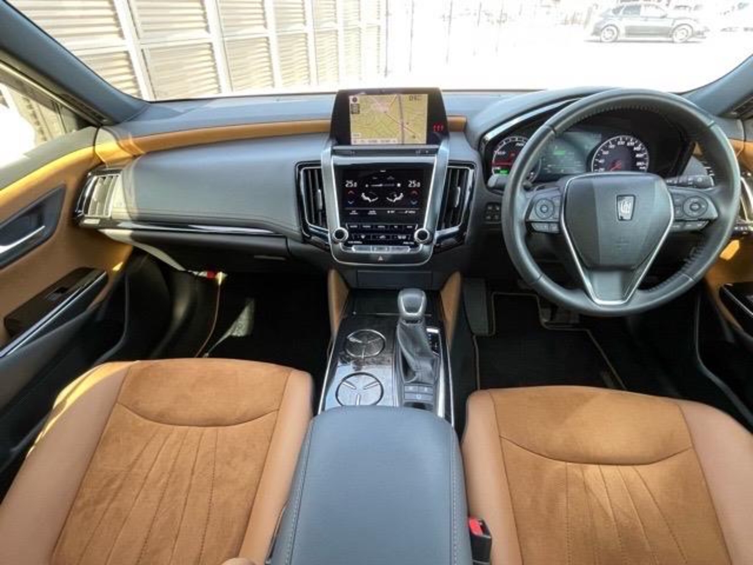 2020 Toyota Crown — photo 2