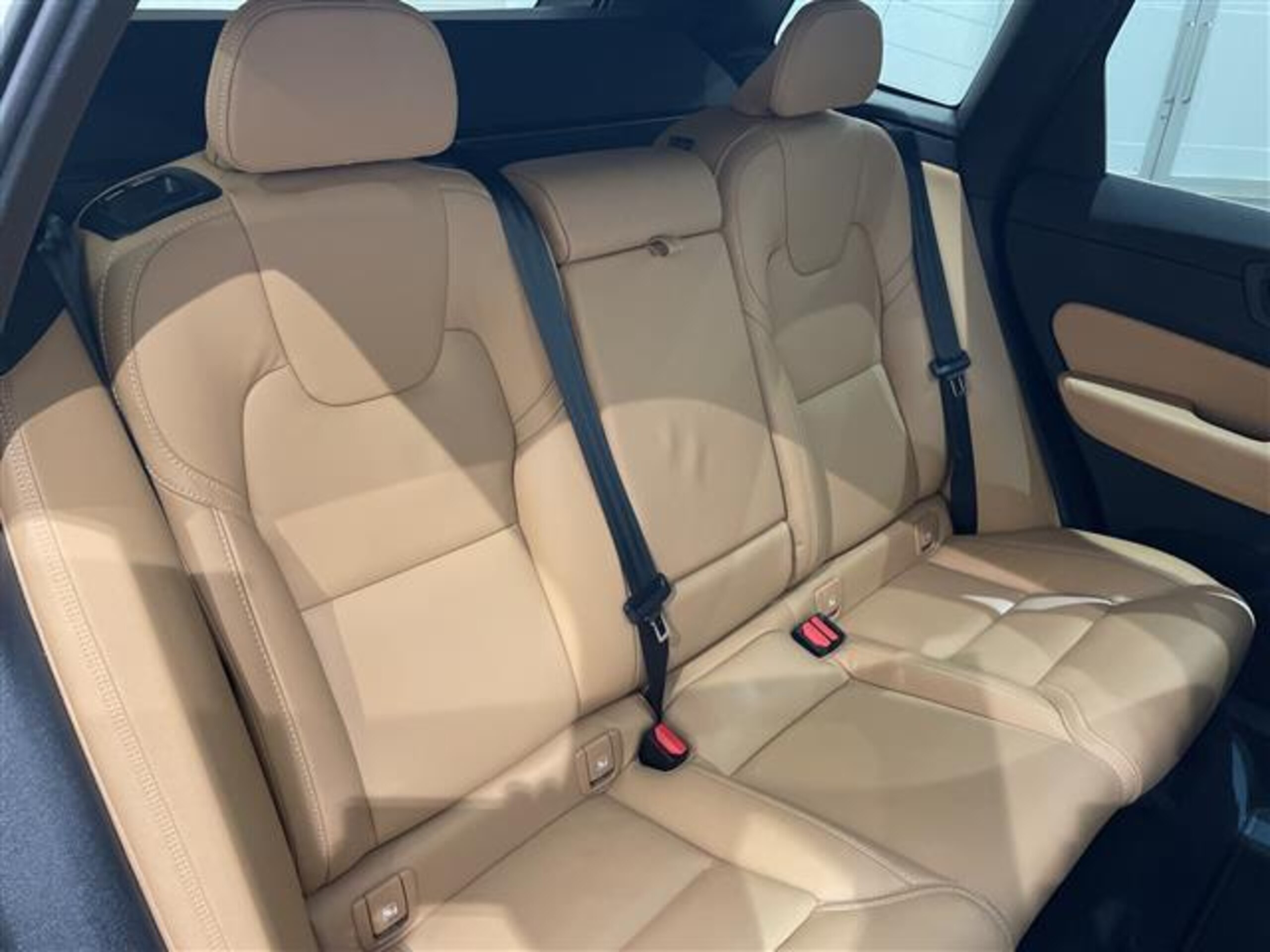 2022 Volvo Xc60 — photo 2