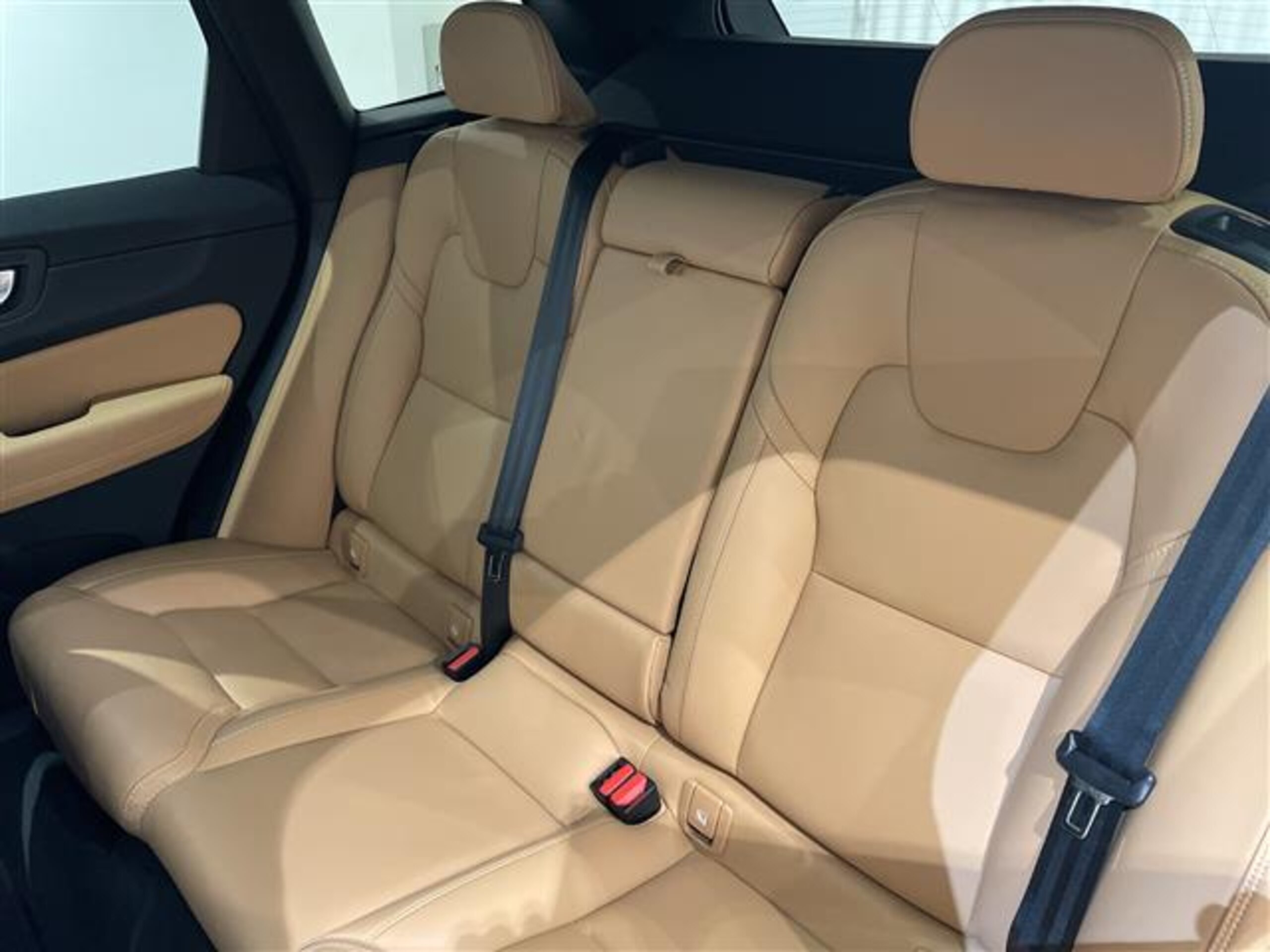 2022 Volvo Xc60 — photo 3