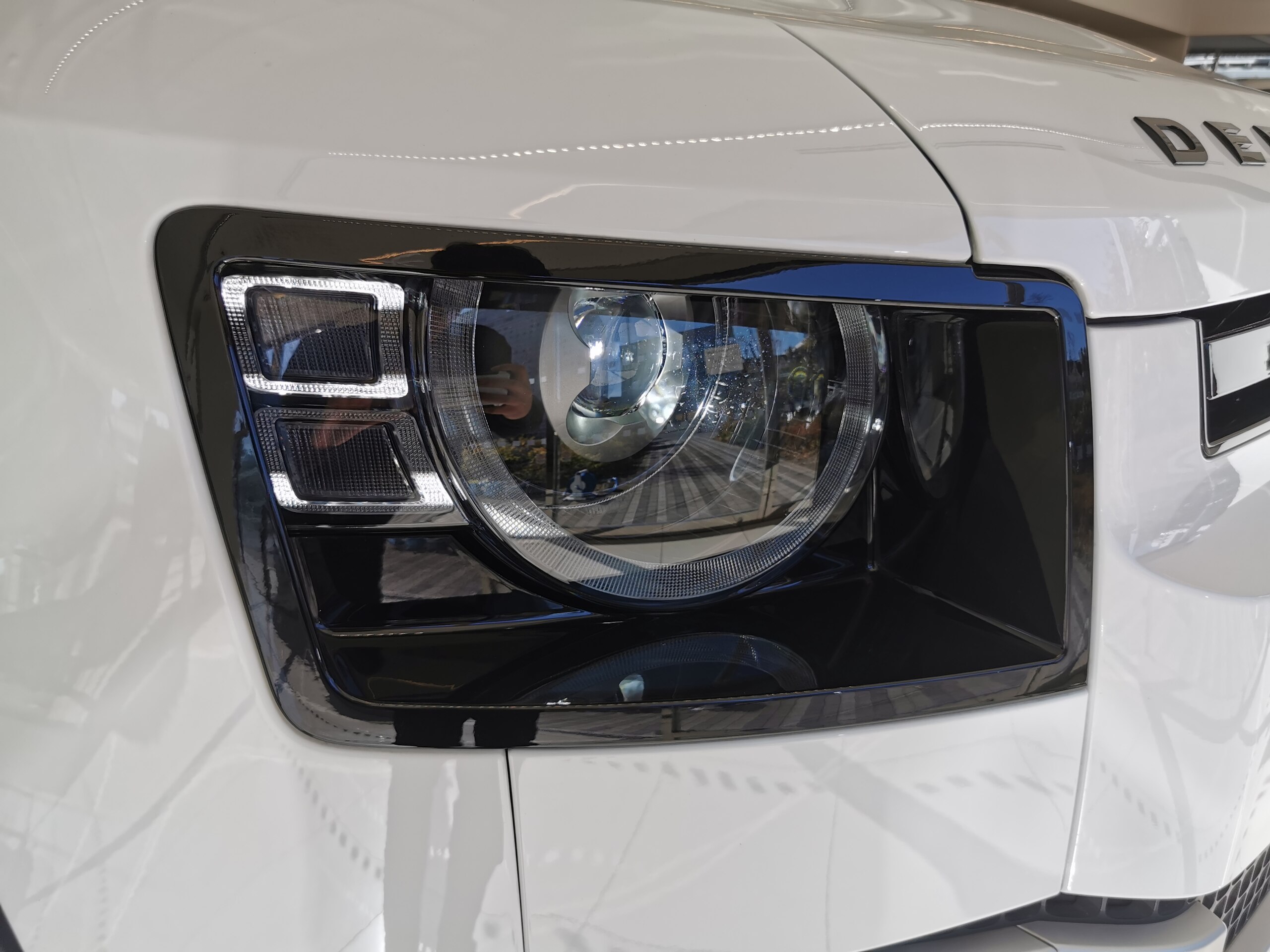 Land Rover Defender 90 SE 2.0L P300 4WD — photo 7