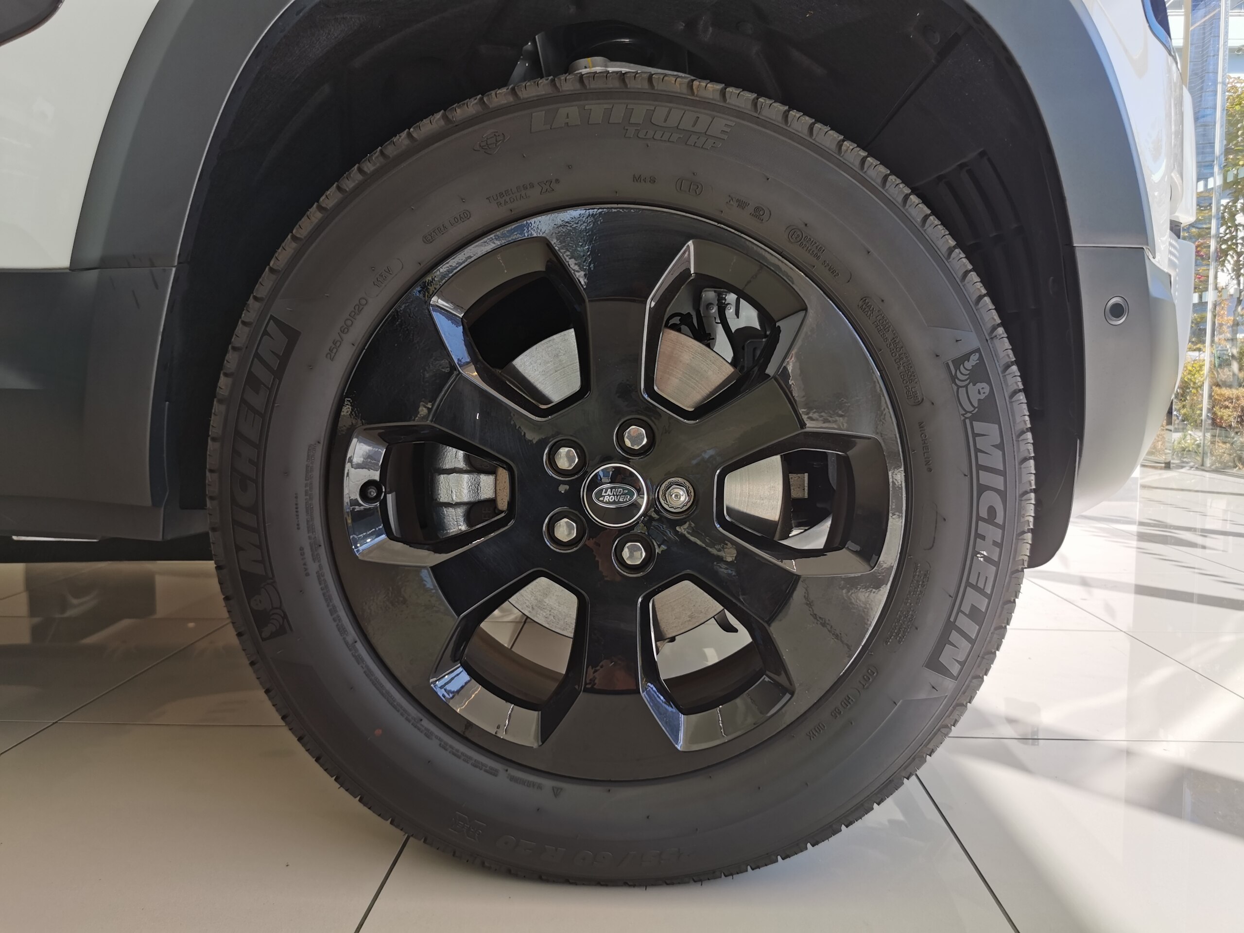 Land Rover Defender 90 SE 2.0L P300 4WD — photo 8