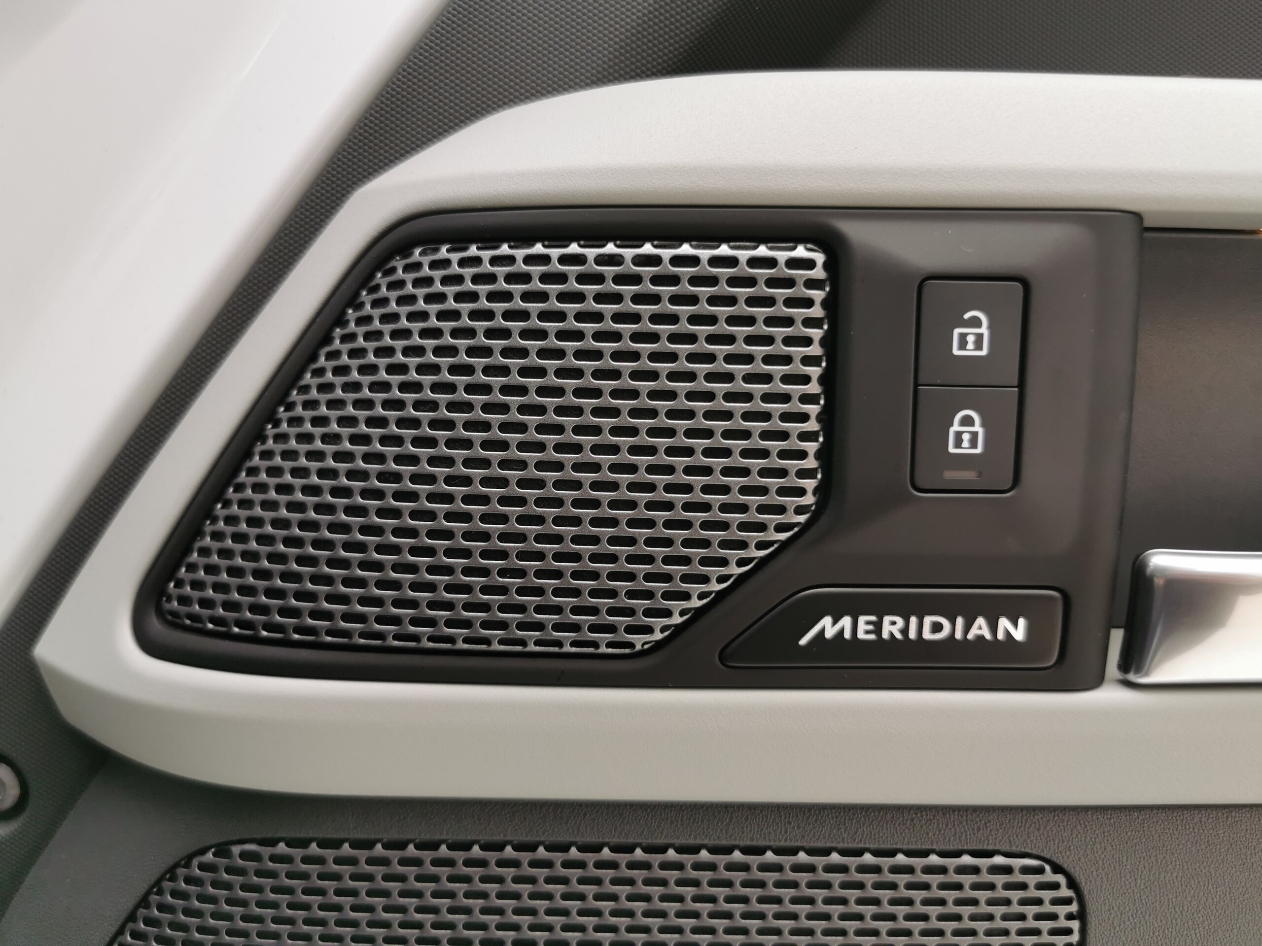 2023 Landrover Defender — photo 2