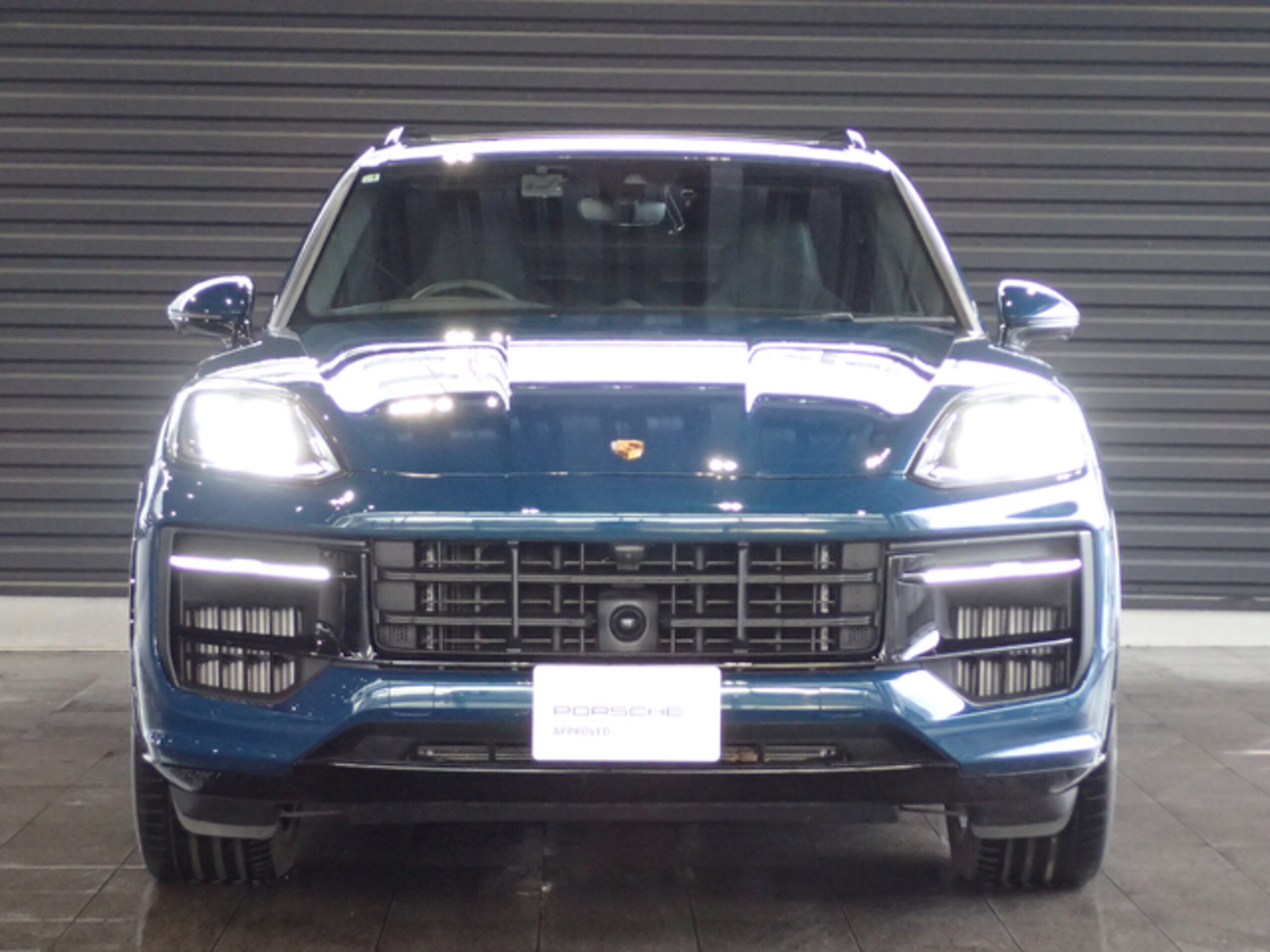 2025 Porsche Cayenne — photo 2