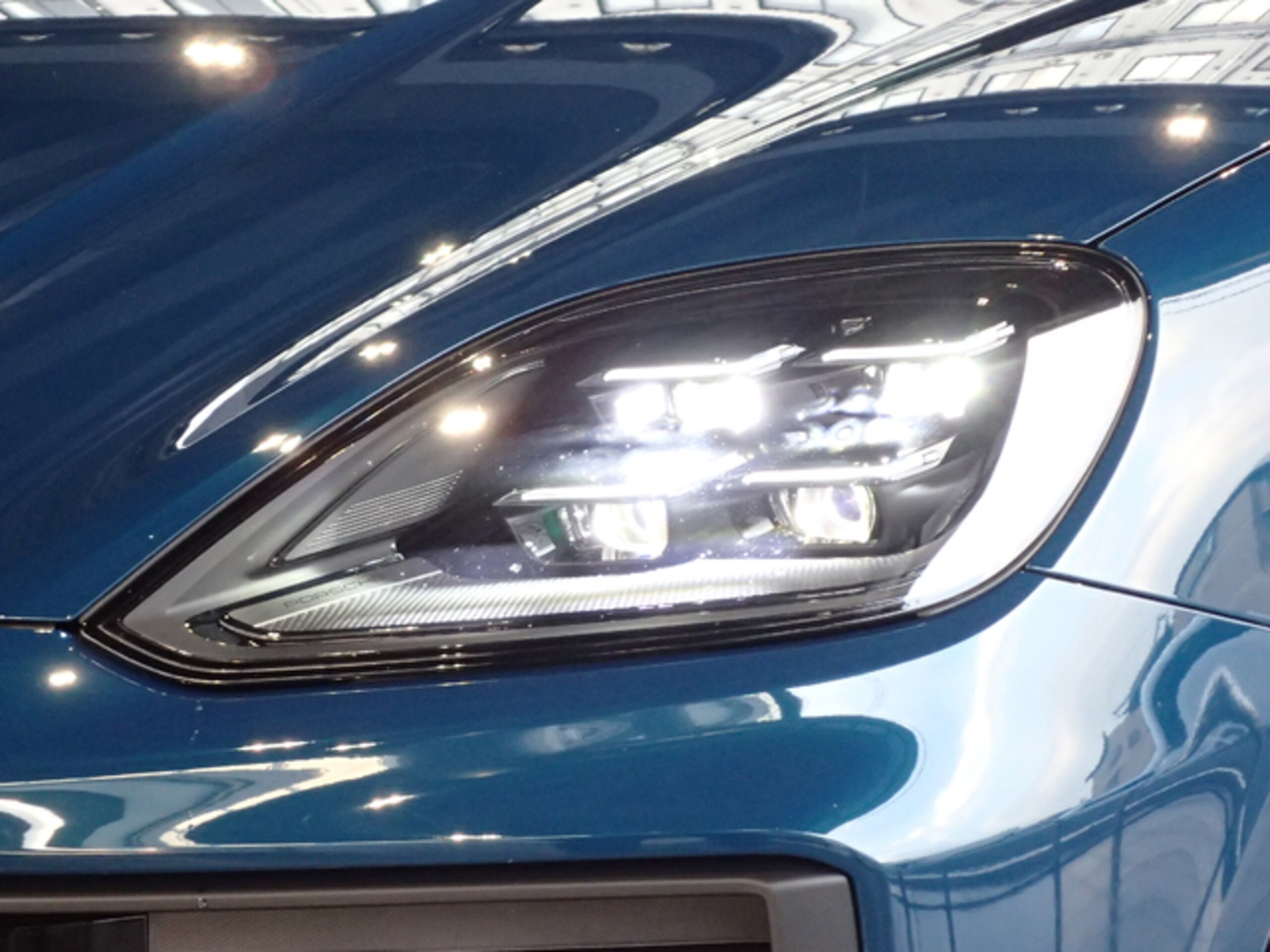 2025 Porsche Cayenne — photo 3