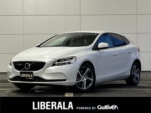 Volvo V40 D4 Momentum Diesel Turbo with Factory HDD Navigation, ACC, BSM, Parking Assist, Collision Mitigation (White)