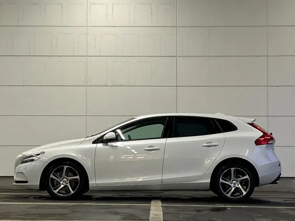Volvo V40 D4 Momentum Diesel Turbo with Factory HDD Navigation, ACC, BSM, Parking Assist, Collision Mitigation (White) — photo 8
