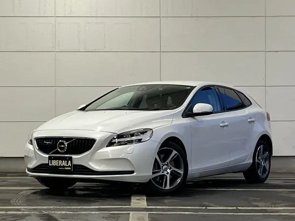 Volvo V40 D4 Momentum Diesel Turbo with Factory HDD Navigation, ACC, BSM, Parking Assist, Collision Mitigation (White) — photo 9